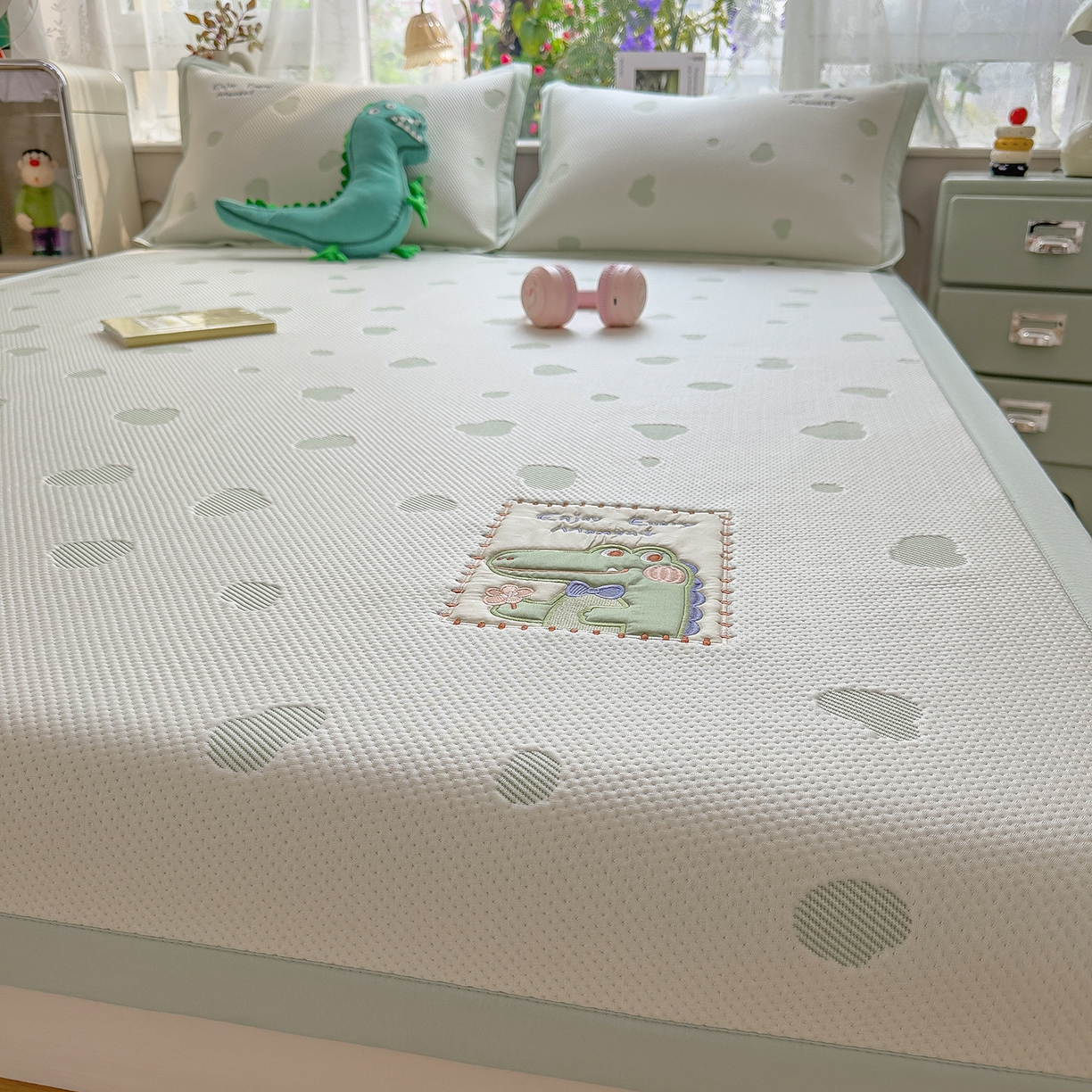 91家纺网 家纺一手货源 找家纺 眠多宝（绒多宝） 2026新款萌趣治愈家系列凉豆豆床席三件套 凉豆豆贴布绣系列 微笑小鳄