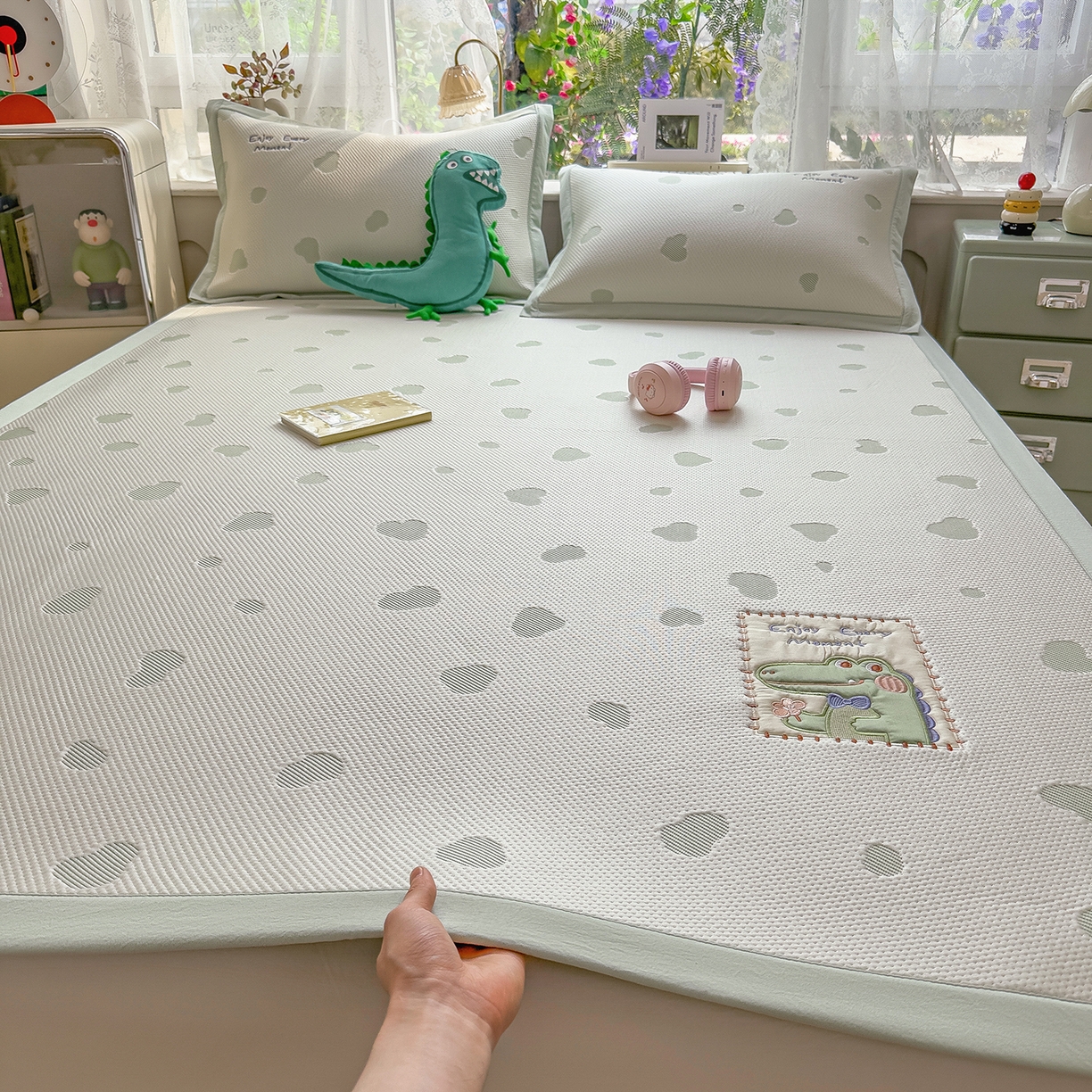 91家纺网 家纺一手货源 找家纺 眠多宝（绒多宝） 2026新款萌趣治愈家系列凉豆豆床席三件套 凉豆豆贴布绣系列 微笑小鳄