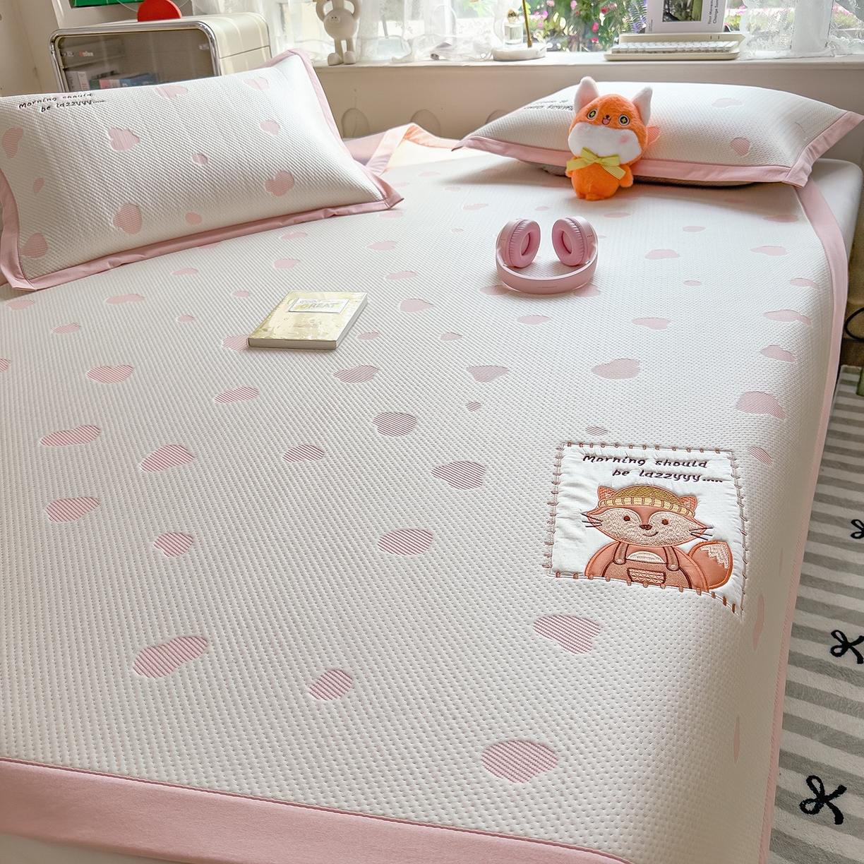 91家纺网 家纺一手货源 找家纺 眠多宝（绒多宝） 2026新款萌趣治愈家系列凉豆豆床席三件套 凉豆豆贴布绣系列 甜狐奶泡