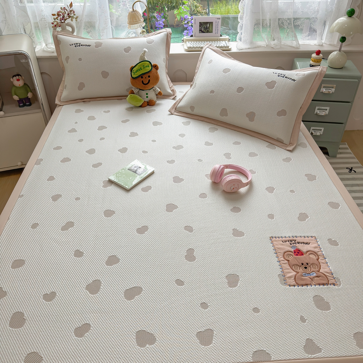 91家纺网 家纺一手货源 找家纺 眠多宝（绒多宝） 2026新款萌趣治愈家系列凉豆豆床席三件套 凉豆豆贴布绣系列 幸运奶熊
