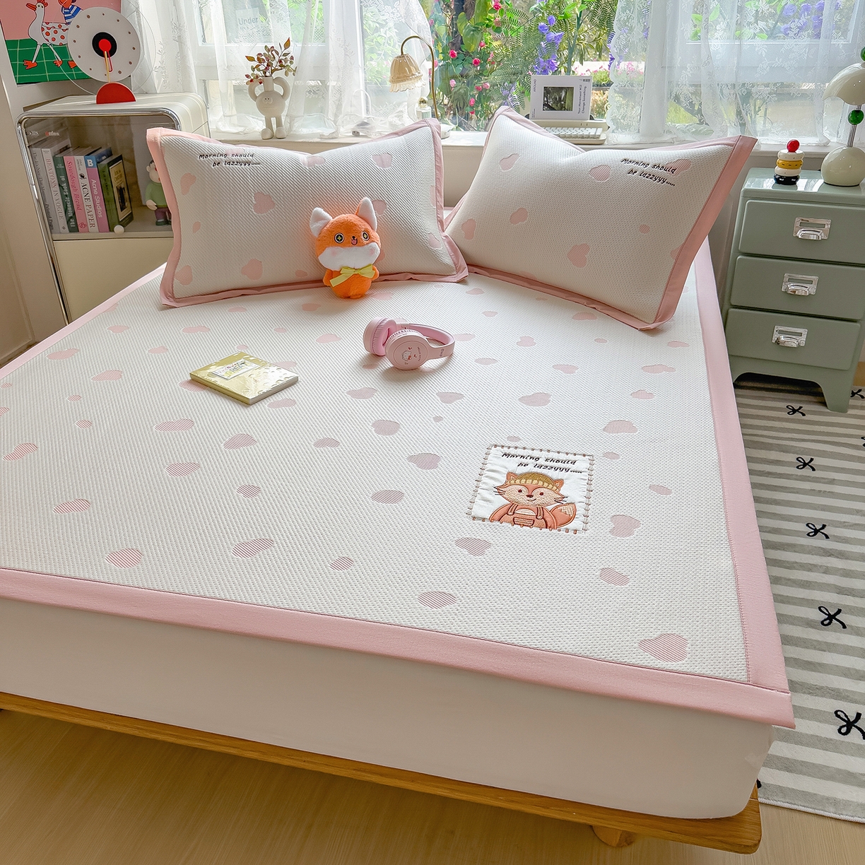 91家纺网 家纺一手货源 找家纺 眠多宝（绒多宝） 2026新款萌趣治愈家系列凉豆豆床席三件套 凉豆豆贴布绣系列 甜狐奶泡