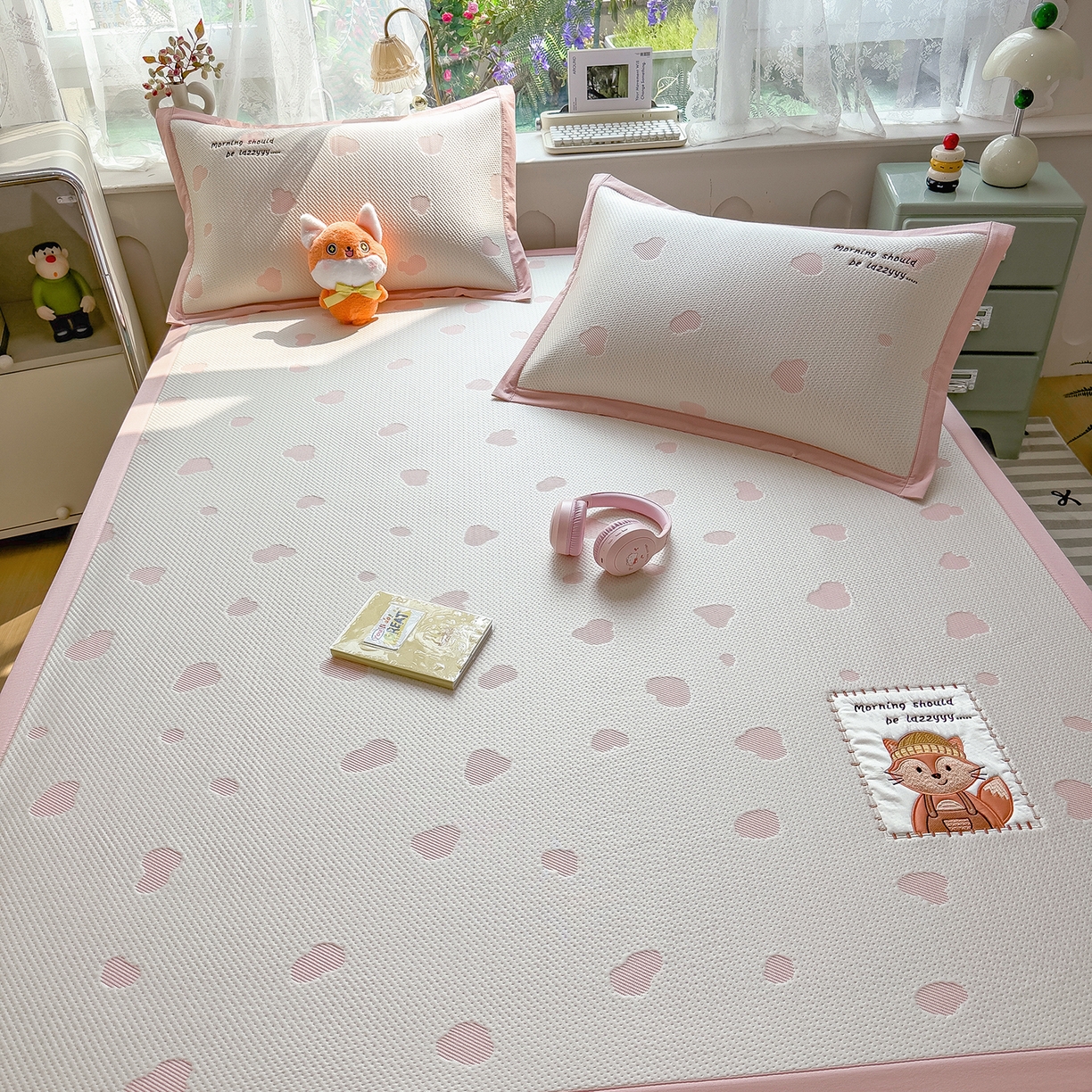 91家纺网 家纺一手货源 找家纺 眠多宝（绒多宝） 2026新款萌趣治愈家系列凉豆豆床席三件套 凉豆豆贴布绣系列 甜狐奶泡