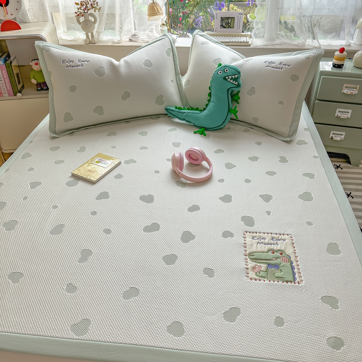 91家纺网 家纺一手货源 找家纺 眠多宝（绒多宝） 2026新款萌趣治愈家系列凉豆豆床席三件套 凉豆豆贴布绣系列 微笑小鳄