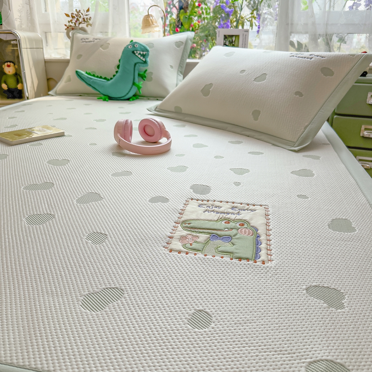 91家纺网 家纺一手货源 找家纺 眠多宝（绒多宝） 2026新款萌趣治愈家系列凉豆豆床席三件套 凉豆豆贴布绣系列 微笑小鳄