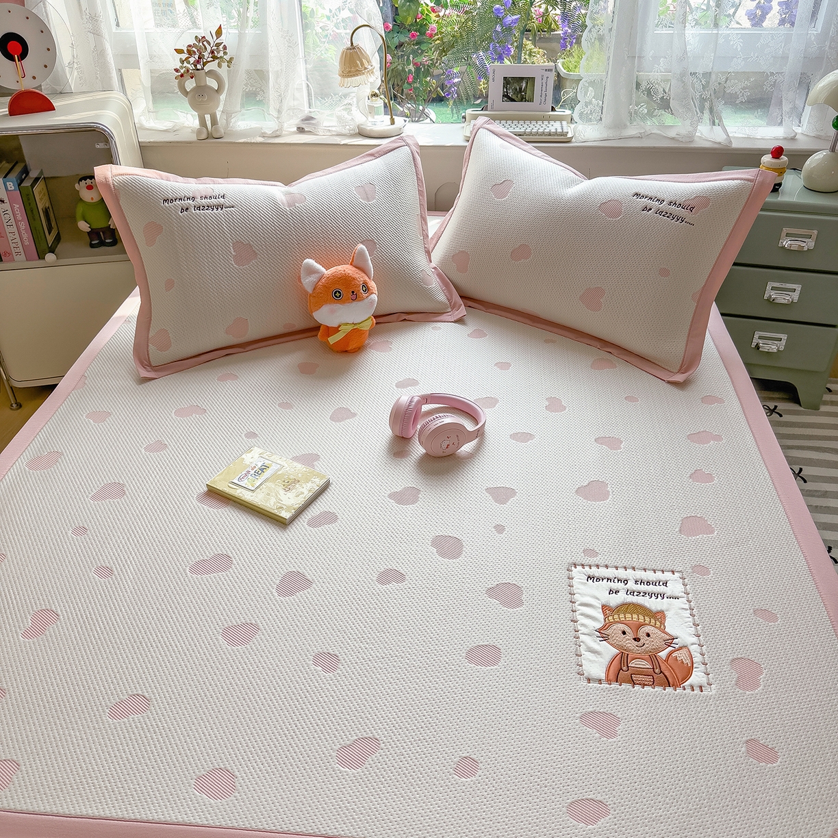 91家纺网 家纺一手货源 找家纺 眠多宝（绒多宝） 2026新款萌趣治愈家系列凉豆豆床席三件套 凉豆豆贴布绣系列 甜狐奶泡