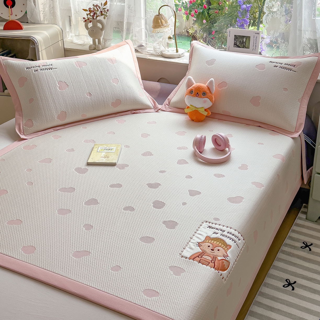 91家纺网 家纺一手货源 找家纺 眠多宝（绒多宝） 2026新款萌趣治愈家系列凉豆豆床席三件套 凉豆豆贴布绣系列 甜狐奶泡