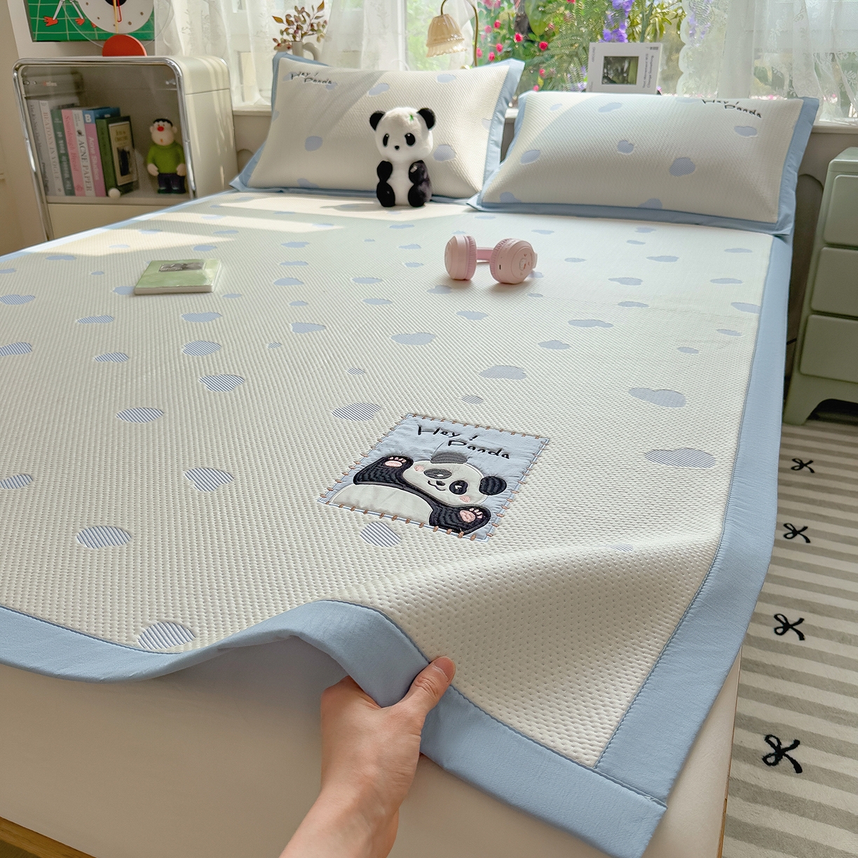 91家纺网 家纺一手货源 找家纺 眠多宝（绒多宝） 2026新款萌趣治愈家系列凉豆豆床席三件套 凉豆豆贴布绣系列 奶芙熊猫