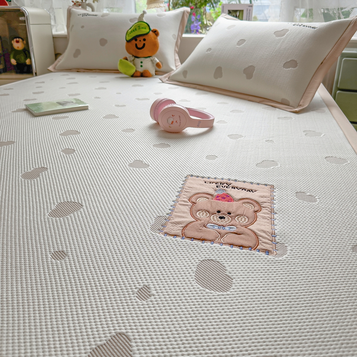 91家纺网 家纺一手货源 找家纺 眠多宝（绒多宝） 2026新款萌趣治愈家系列凉豆豆床席三件套 凉豆豆贴布绣系列 幸运奶熊