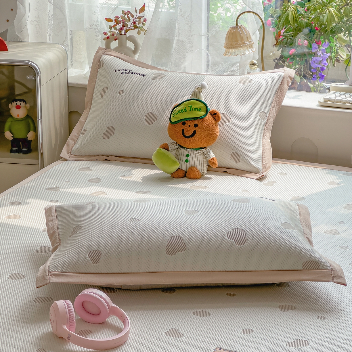 91家纺网 家纺一手货源 找家纺 眠多宝（绒多宝） 2026新款萌趣治愈家系列凉豆豆床席三件套 凉豆豆贴布绣系列 幸运奶熊