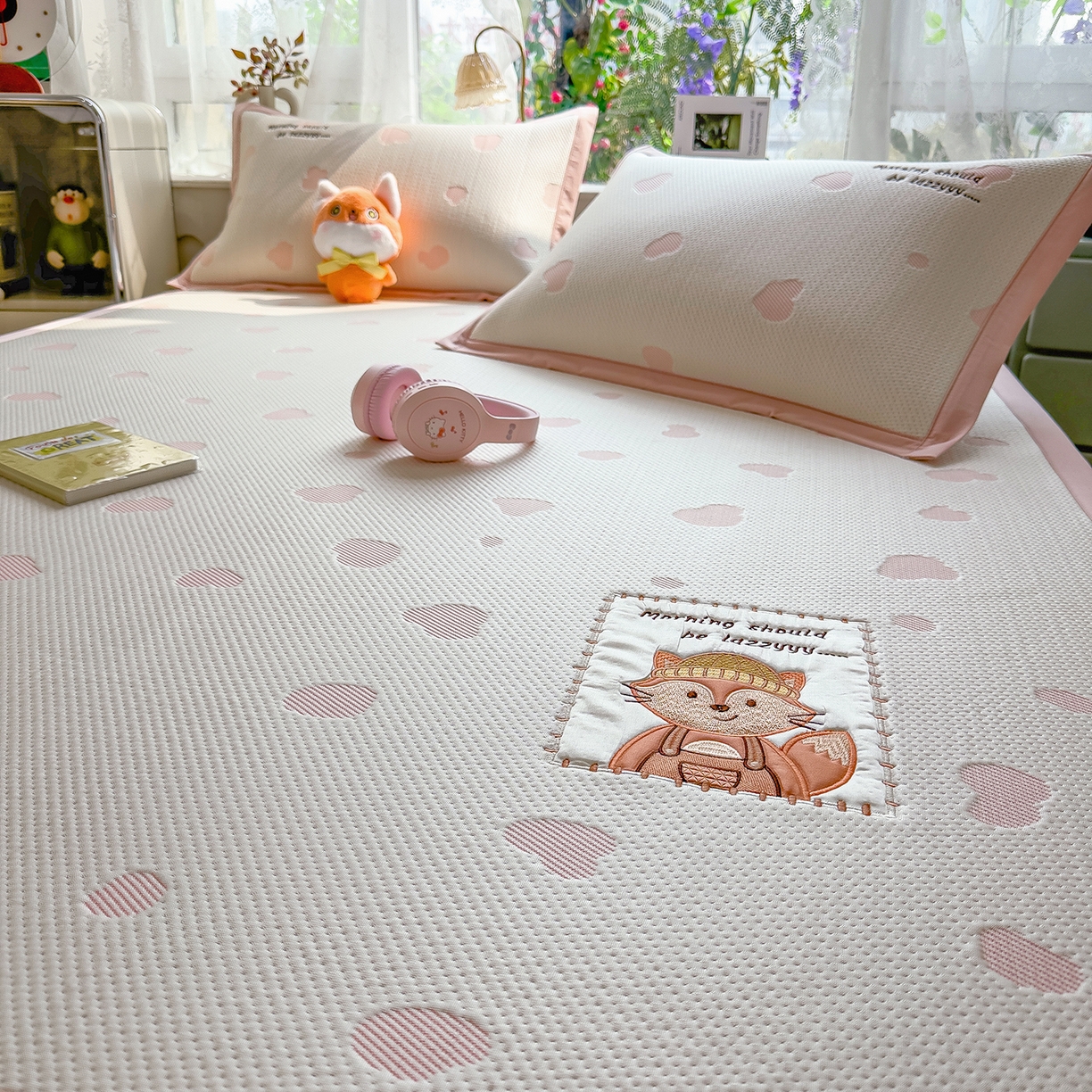 91家纺网 家纺一手货源 找家纺 眠多宝（绒多宝） 2026新款萌趣治愈家系列凉豆豆床席三件套 凉豆豆贴布绣系列 甜狐奶泡