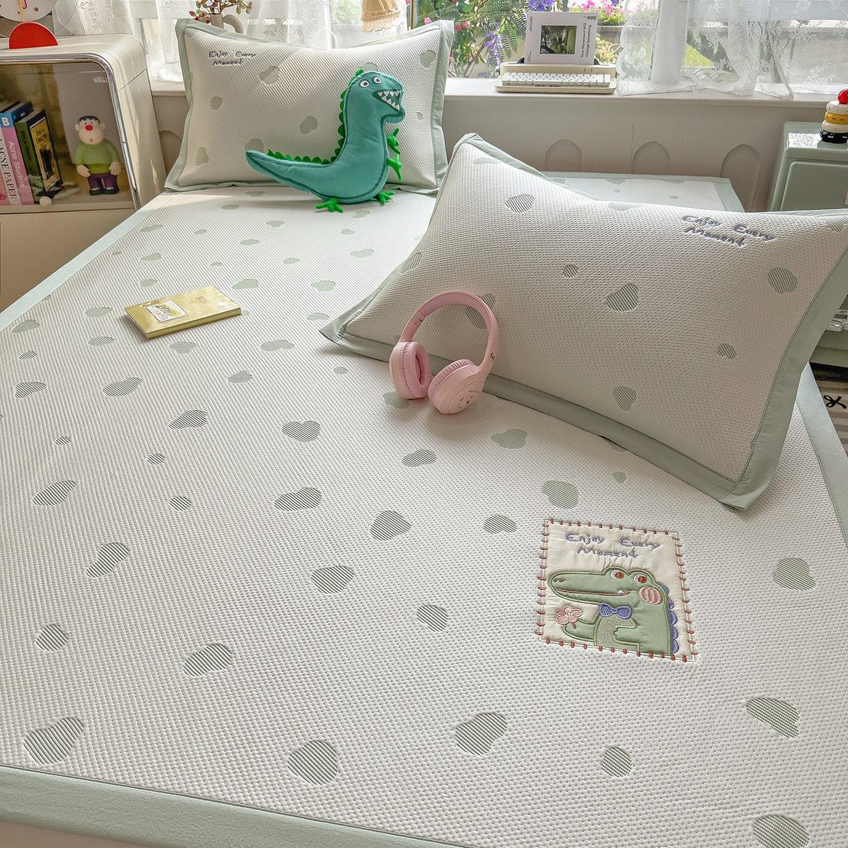 91家纺网 家纺一手货源 找家纺 眠多宝（绒多宝） 2026新款萌趣治愈家系列凉豆豆床席三件套 凉豆豆贴布绣系列 微笑小鳄