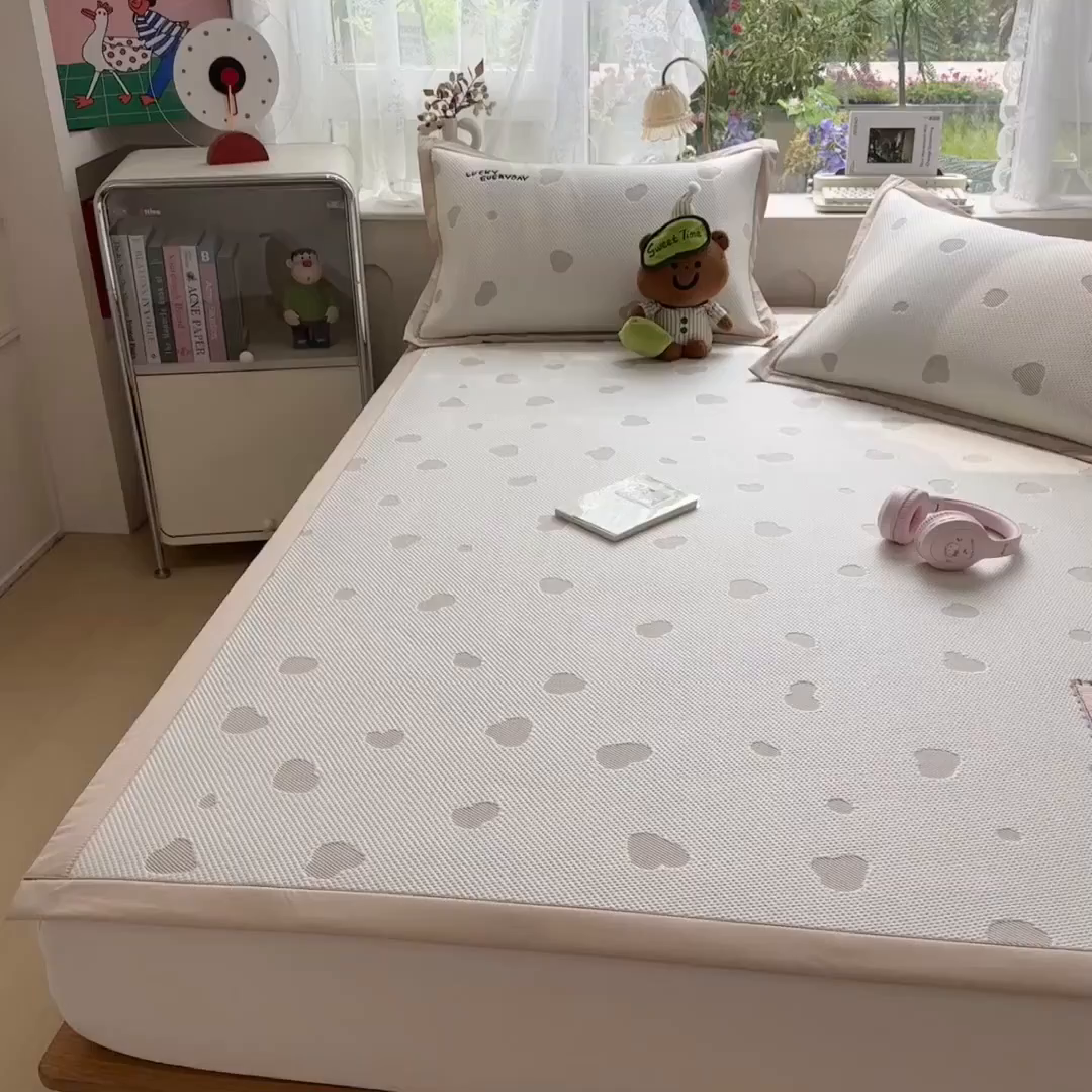 91家纺网 家纺一手货源 找家纺 眠多宝（绒多宝） 2026新款萌趣治愈家系列凉豆豆床席三件套 凉豆豆贴布绣系列 幸运奶熊