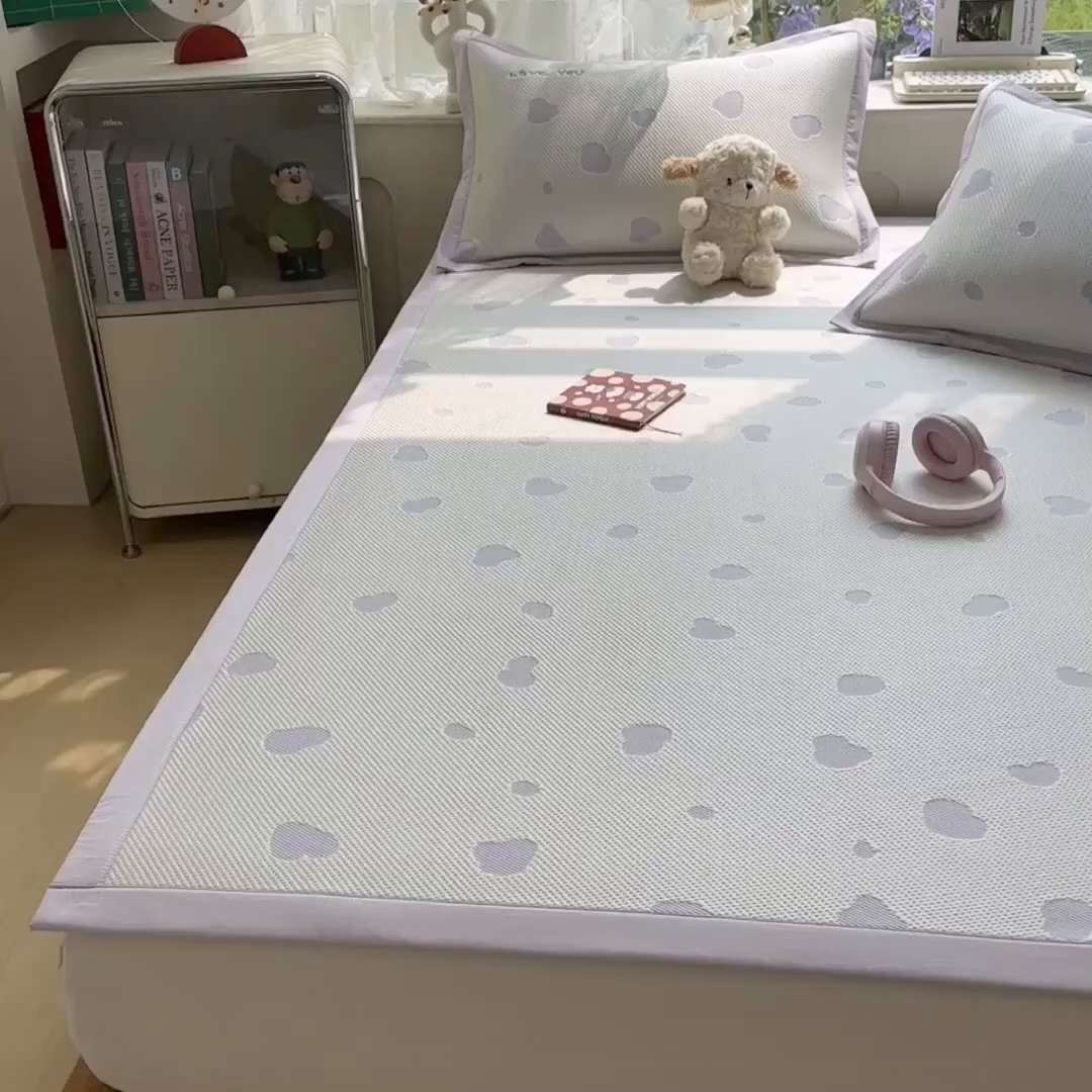 91家纺网 家纺一手货源 找家纺 眠多宝（绒多宝） 2026新款萌趣治愈家系列凉豆豆床席三件套 凉豆豆贴布绣系列 奶芙小狗