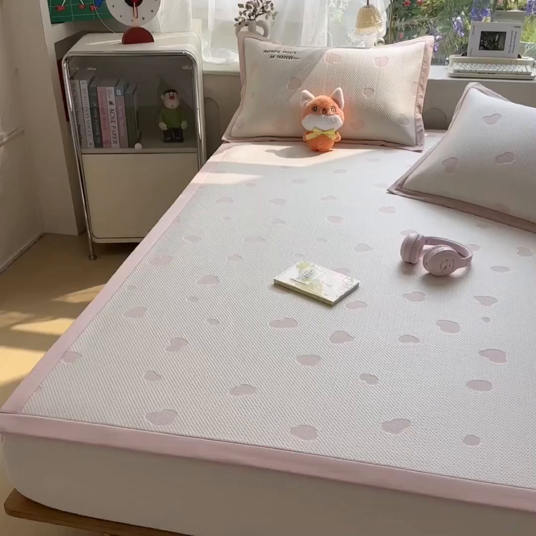 91家纺网 家纺一手货源 找家纺 眠多宝（绒多宝） 2026新款萌趣治愈家系列凉豆豆床席三件套 凉豆豆贴布绣系列 甜狐奶泡