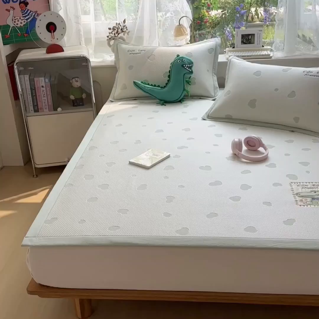 91家纺网 家纺一手货源 找家纺 眠多宝（绒多宝） 2026新款萌趣治愈家系列凉豆豆床席三件套 凉豆豆贴布绣系列 微笑小鳄