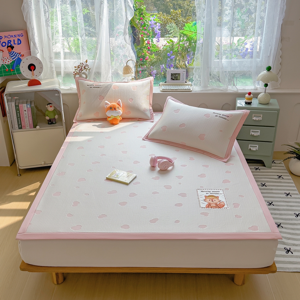 91家纺网 家纺一手货源 找家纺 眠多宝（绒多宝） 2026新款萌趣治愈家系列凉豆豆床席三件套 凉豆豆贴布绣系列 甜狐奶泡