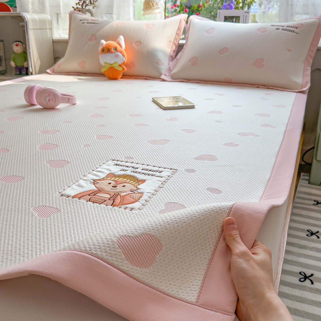 91家纺网 家纺一手货源 找家纺 眠多宝（绒多宝） 2026新款萌趣治愈家系列凉豆豆床席三件套 凉豆豆贴布绣系列 甜狐奶泡