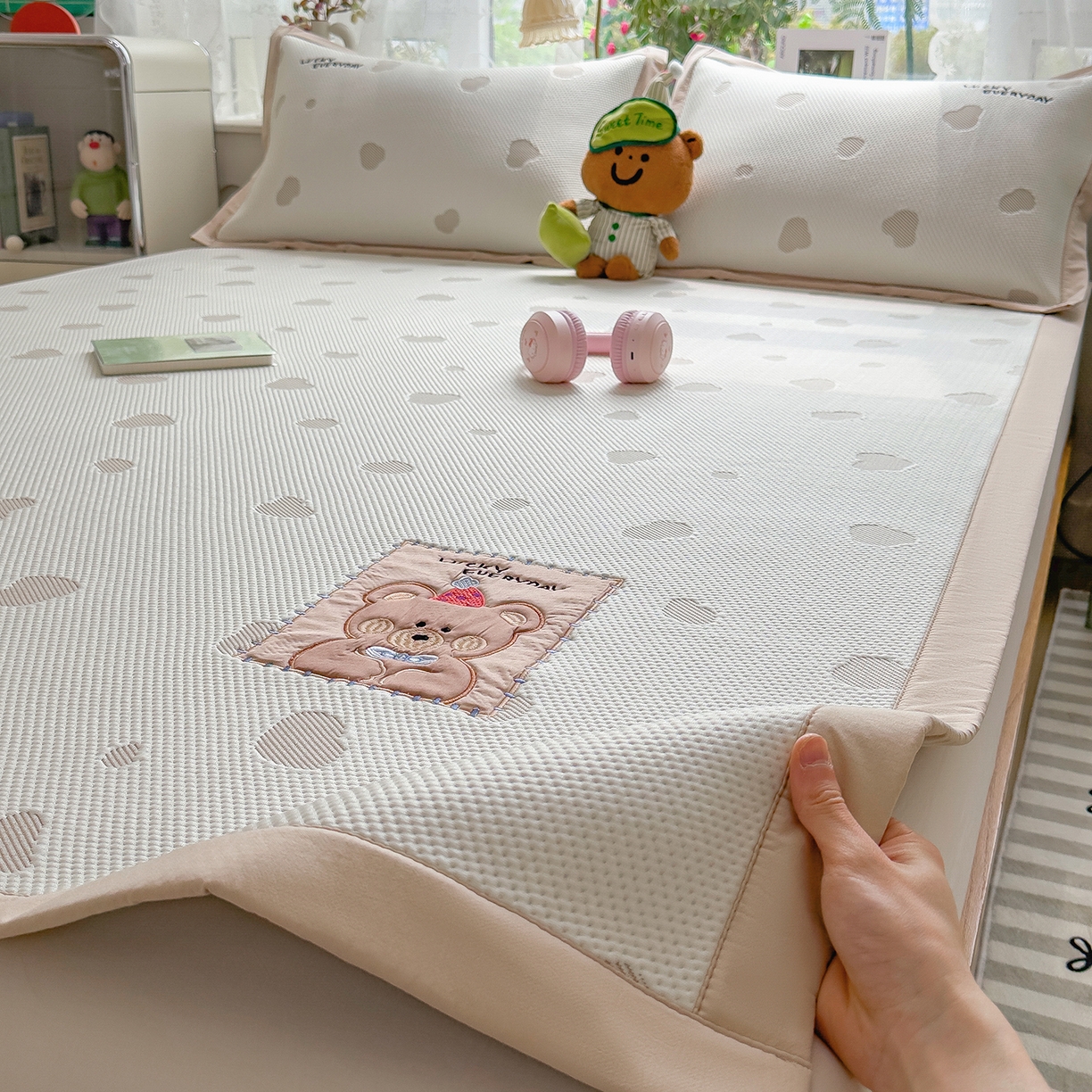 91家纺网 家纺一手货源 找家纺 眠多宝（绒多宝） 2026新款萌趣治愈家系列凉豆豆床席三件套 凉豆豆贴布绣系列 幸运奶熊