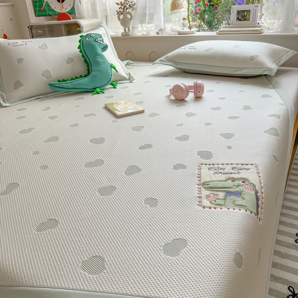 91家纺网 家纺一手货源 找家纺 眠多宝（绒多宝） 2026新款萌趣治愈家系列凉豆豆床席三件套 凉豆豆贴布绣系列 微笑小鳄