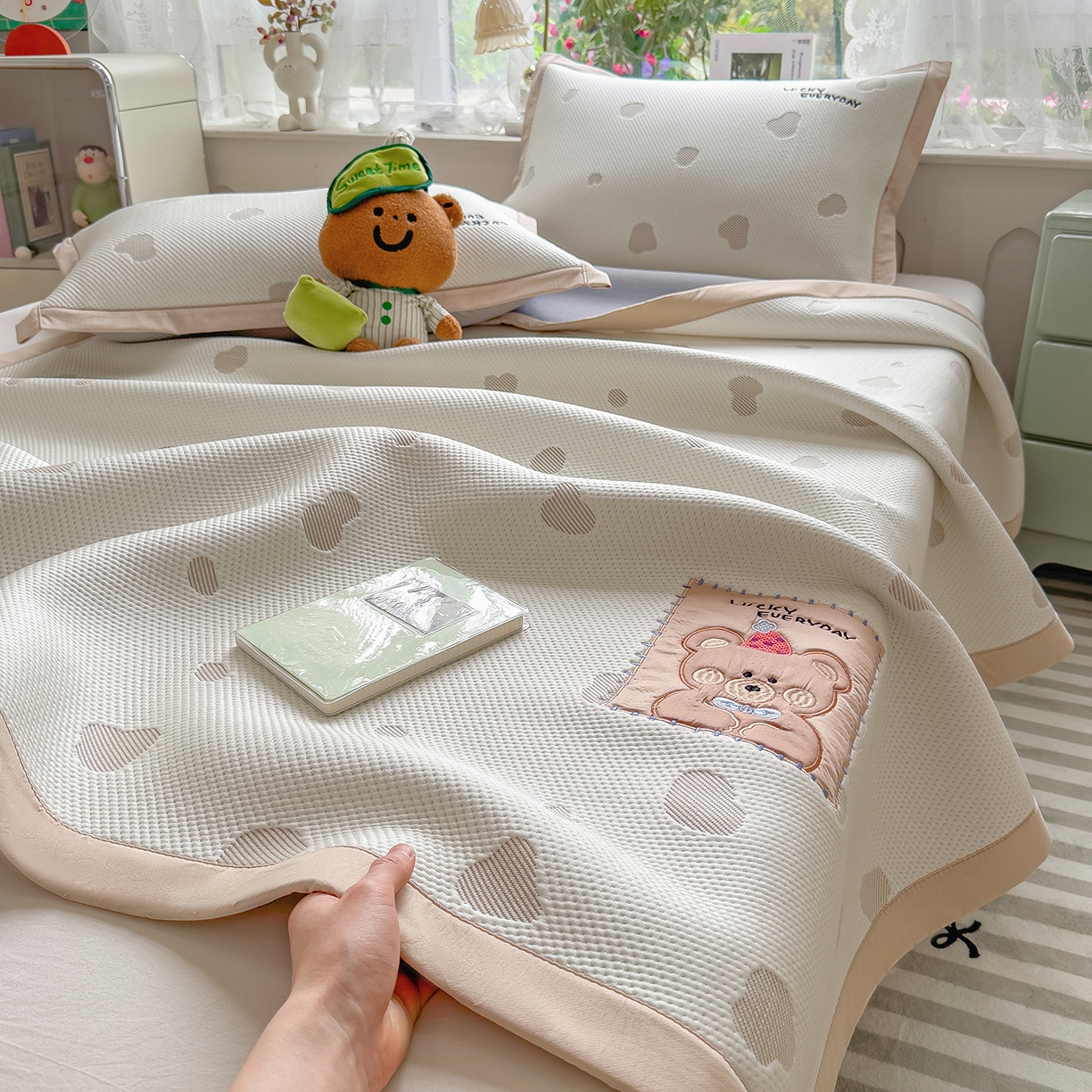 91家纺网 家纺一手货源 找家纺 眠多宝（绒多宝） 2026新款萌趣治愈家系列凉豆豆床席三件套 凉豆豆贴布绣系列 幸运奶熊