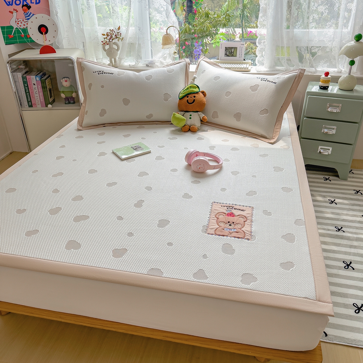 91家纺网 家纺一手货源 找家纺 眠多宝（绒多宝） 2026新款萌趣治愈家系列凉豆豆床席三件套 凉豆豆贴布绣系列 幸运奶熊