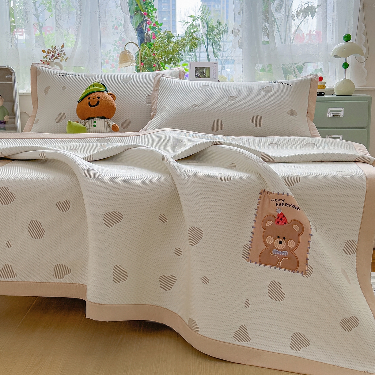 91家纺网 家纺一手货源 找家纺 眠多宝（绒多宝） 2026新款萌趣治愈家系列凉豆豆床席三件套 凉豆豆贴布绣系列 幸运奶熊