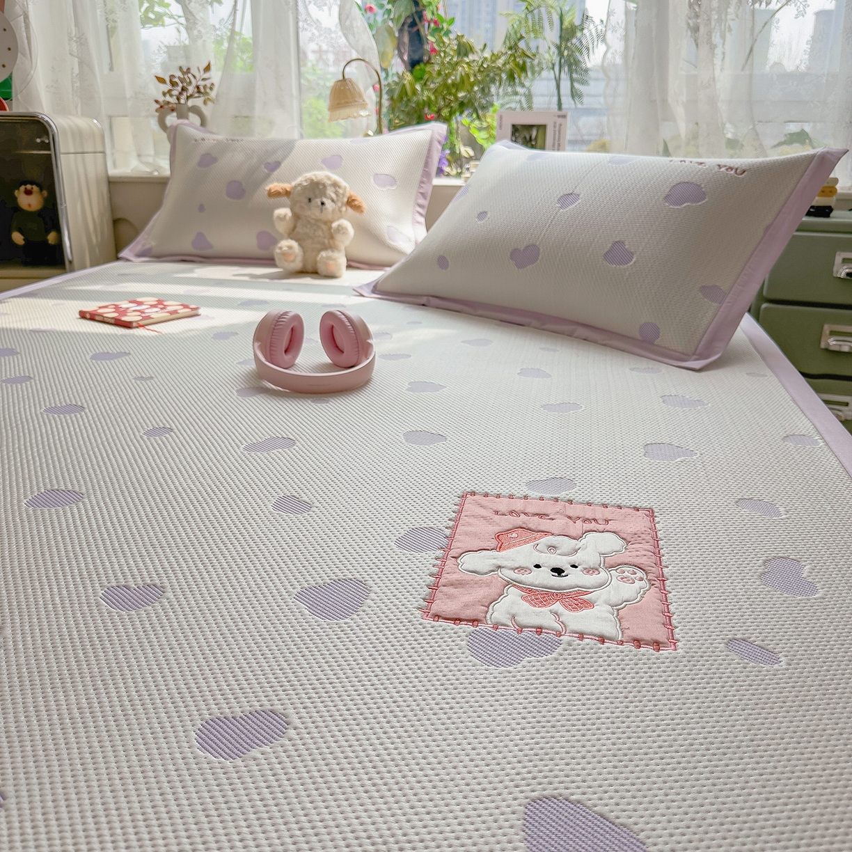 91家纺网 家纺一手货源 找家纺 眠多宝（绒多宝） 2026新款萌趣治愈家系列凉豆豆床席三件套 凉豆豆贴布绣系列 奶芙小狗