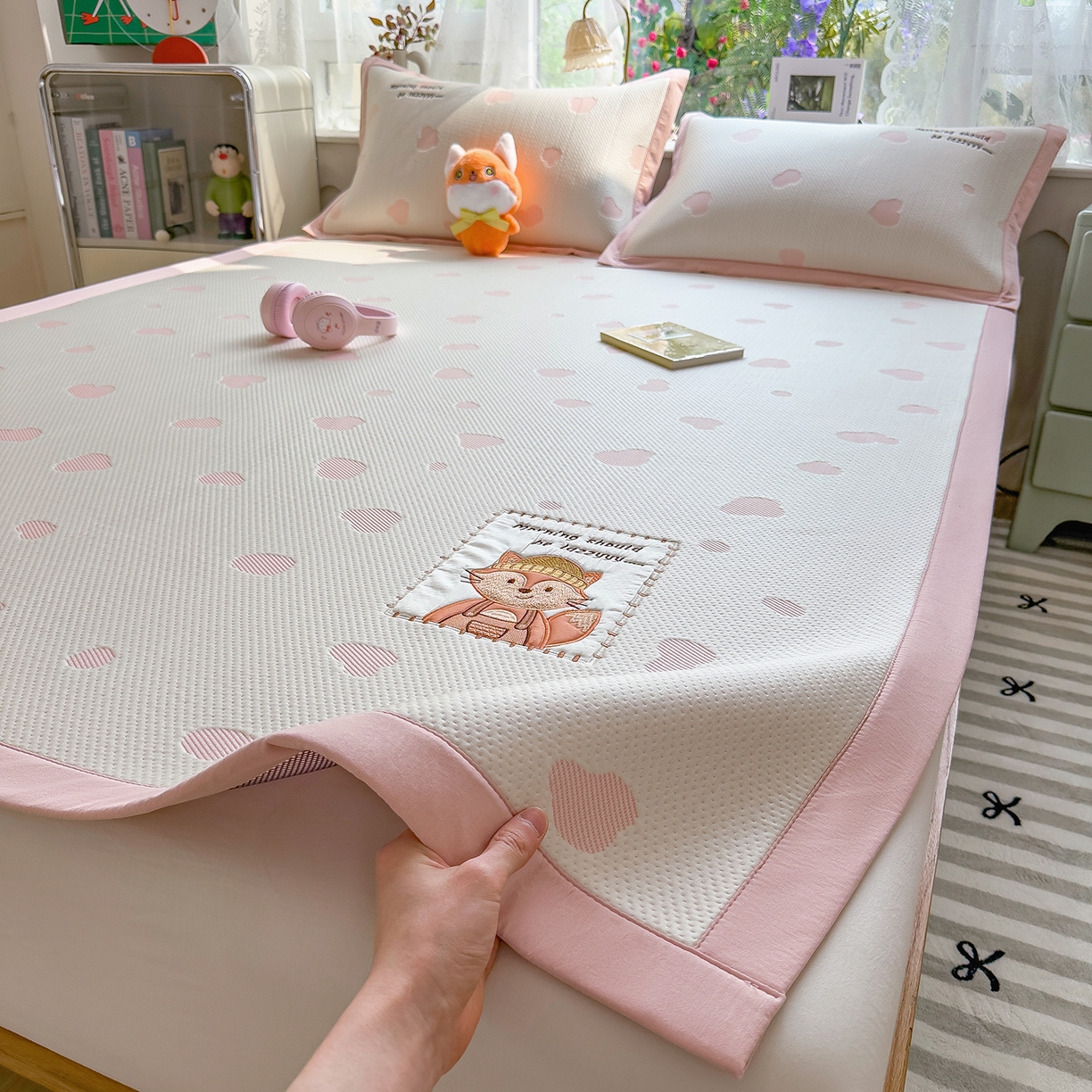 91家纺网 家纺一手货源 找家纺 眠多宝（绒多宝） 2026新款萌趣治愈家系列凉豆豆床席三件套 凉豆豆贴布绣系列 甜狐奶泡