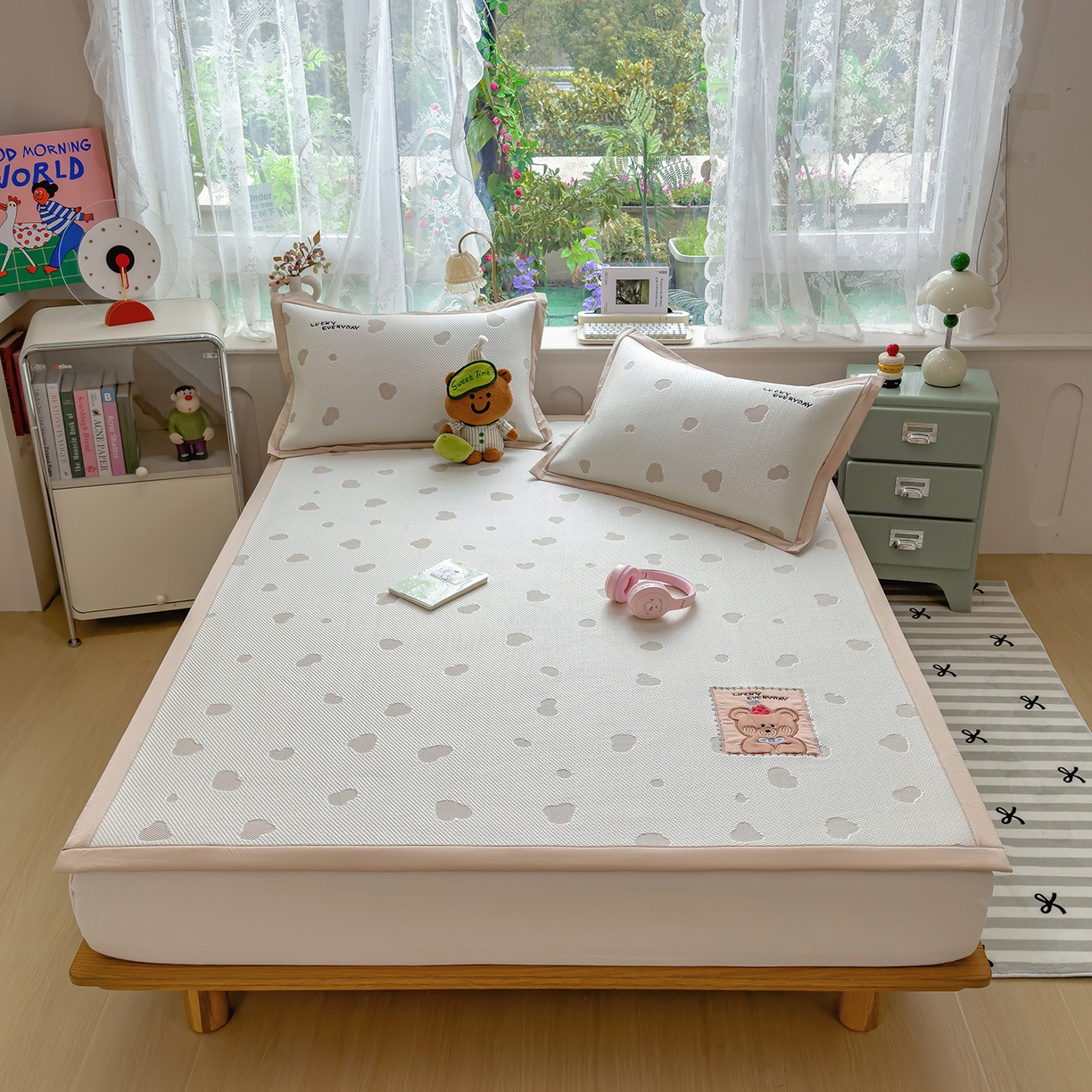 91家纺网 家纺一手货源 找家纺 眠多宝（绒多宝） 2026新款萌趣治愈家系列凉豆豆床席三件套 凉豆豆贴布绣系列 幸运奶熊