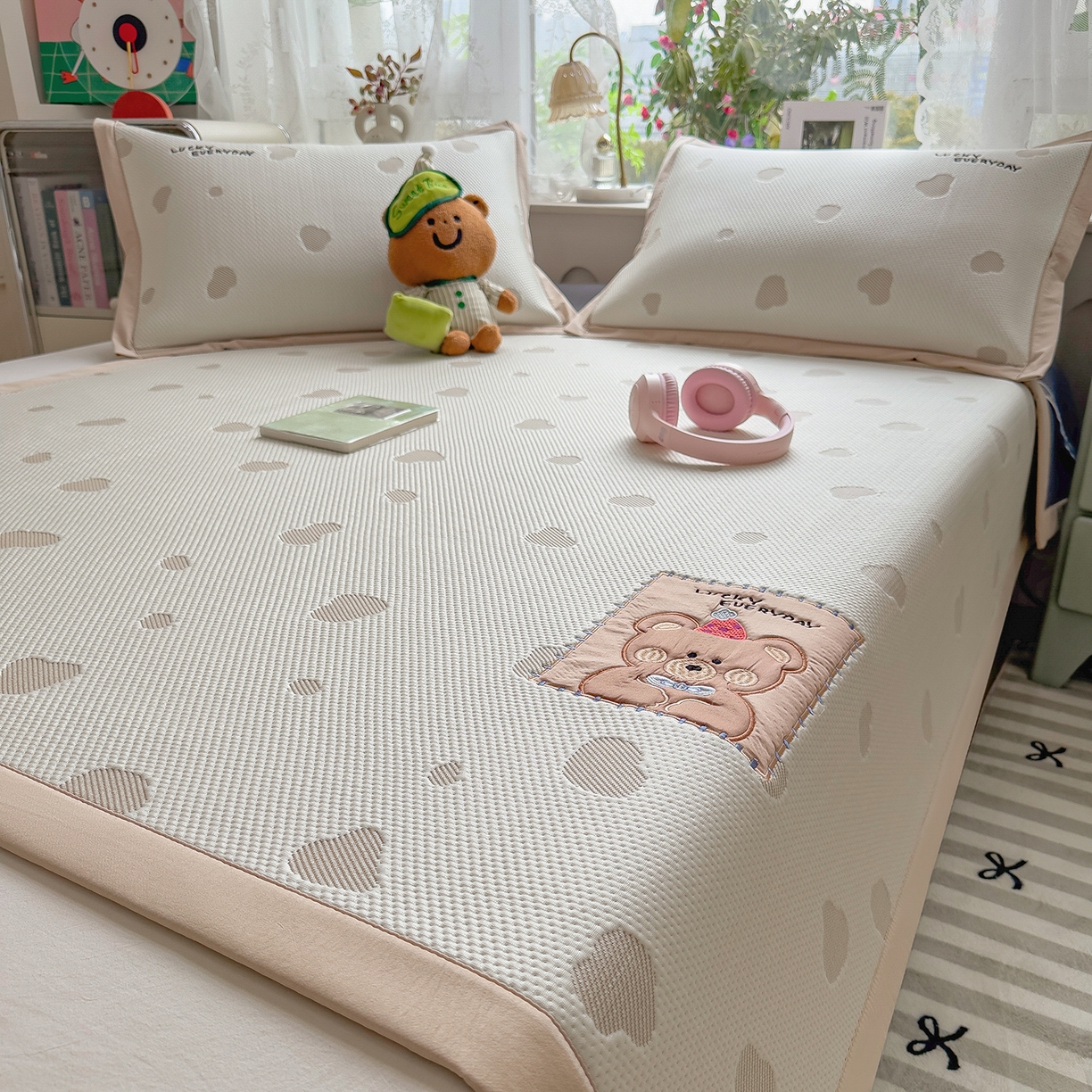 91家纺网 家纺一手货源 找家纺 眠多宝（绒多宝） 2026新款萌趣治愈家系列凉豆豆床席三件套 凉豆豆贴布绣系列 幸运奶熊