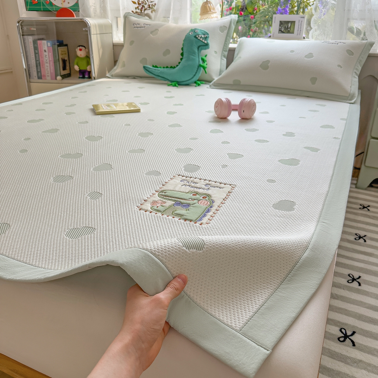 91家纺网 家纺一手货源 找家纺 眠多宝（绒多宝） 2026新款萌趣治愈家系列凉豆豆床席三件套 凉豆豆贴布绣系列 微笑小鳄