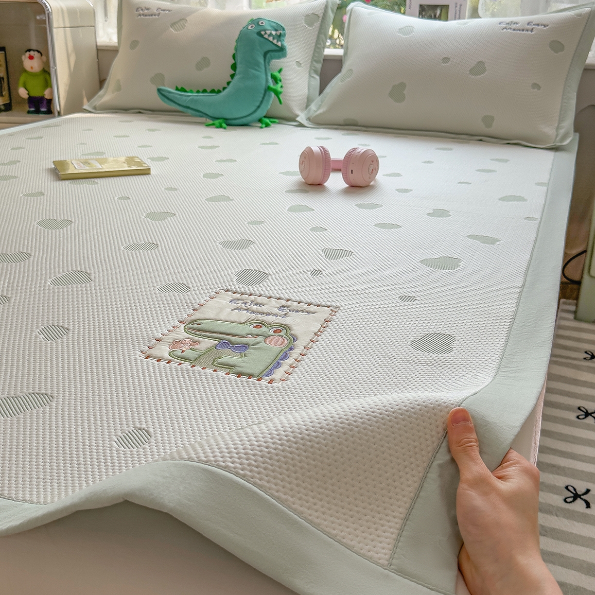 91家纺网 家纺一手货源 找家纺 眠多宝（绒多宝） 2026新款萌趣治愈家系列凉豆豆床席三件套 凉豆豆贴布绣系列 微笑小鳄