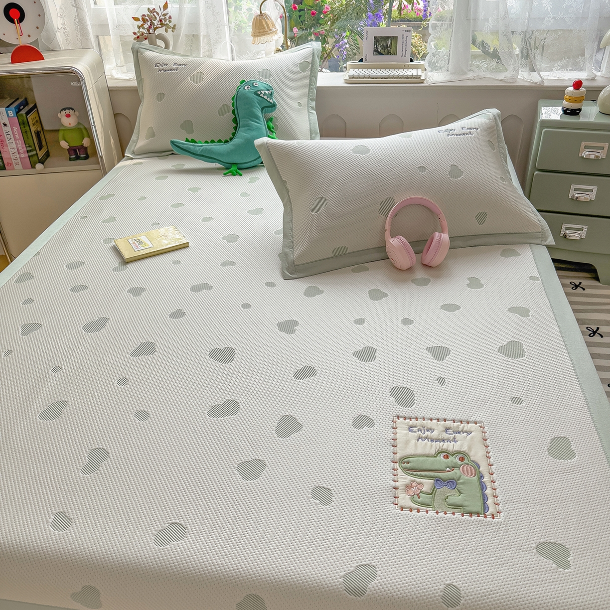 91家纺网 家纺一手货源 找家纺 眠多宝（绒多宝） 2026新款萌趣治愈家系列凉豆豆床席三件套 凉豆豆贴布绣系列 微笑小鳄