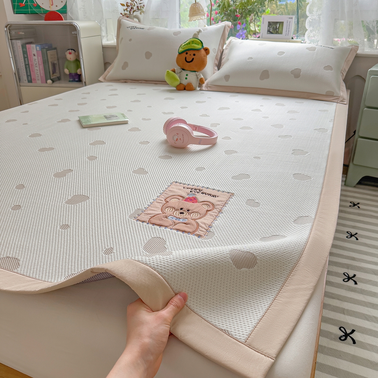 91家纺网 家纺一手货源 找家纺 眠多宝（绒多宝） 2026新款萌趣治愈家系列凉豆豆床席三件套 凉豆豆贴布绣系列 幸运奶熊