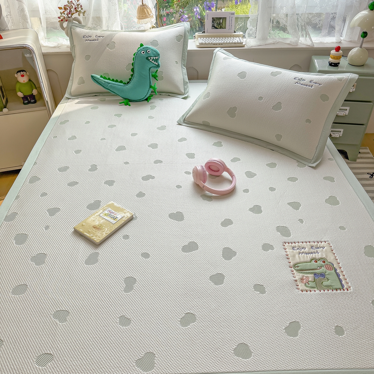 91家纺网 家纺一手货源 找家纺 眠多宝（绒多宝） 2026新款萌趣治愈家系列凉豆豆床席三件套 凉豆豆贴布绣系列 微笑小鳄