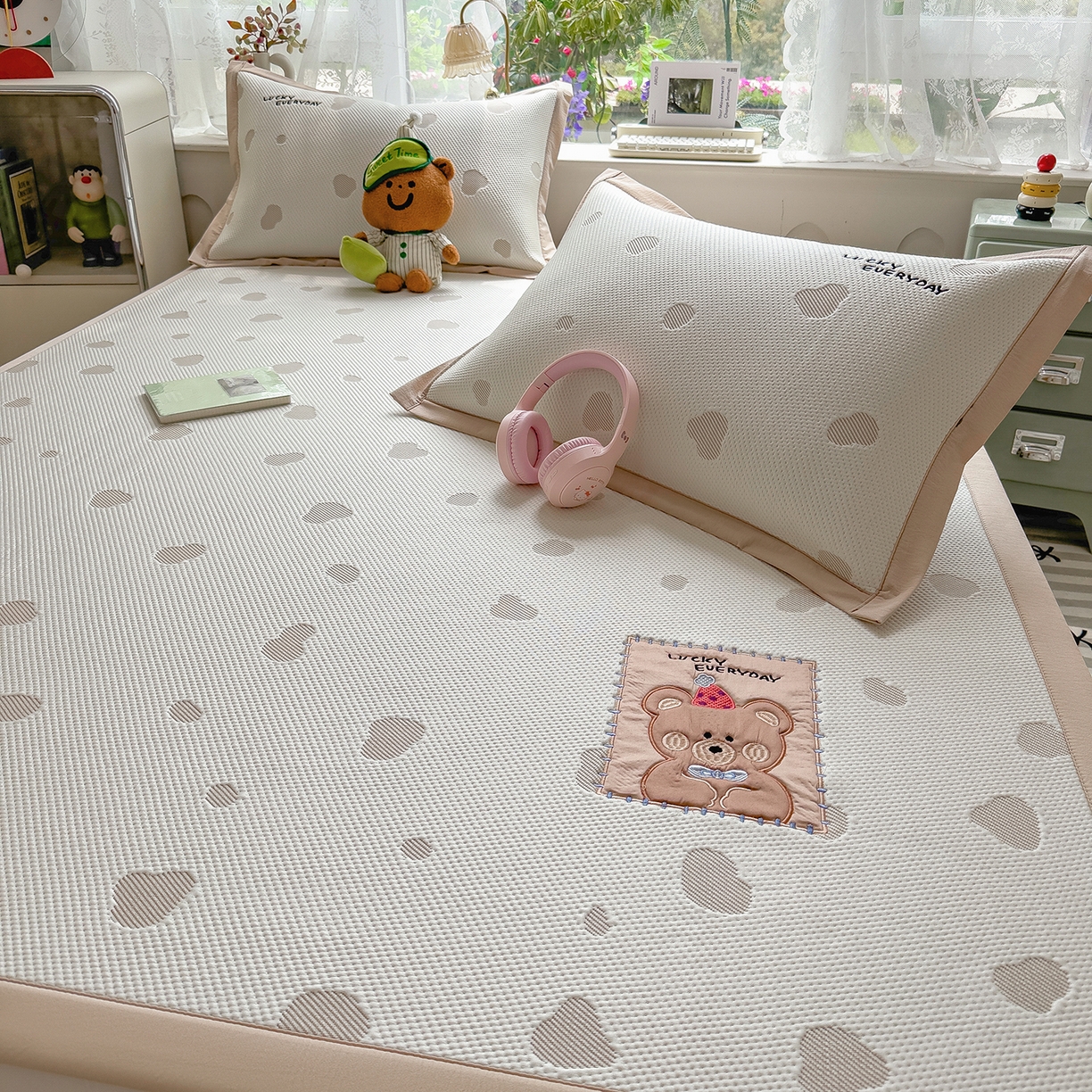 91家纺网 家纺一手货源 找家纺 眠多宝（绒多宝） 2026新款萌趣治愈家系列凉豆豆床席三件套 凉豆豆贴布绣系列 幸运奶熊