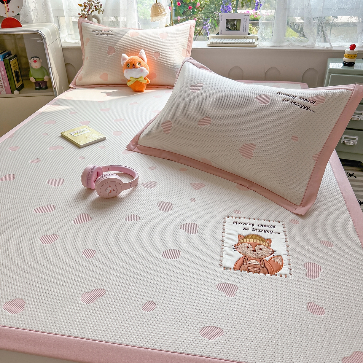 91家纺网 家纺一手货源 找家纺 眠多宝（绒多宝） 2026新款萌趣治愈家系列凉豆豆床席三件套 凉豆豆贴布绣系列 甜狐奶泡