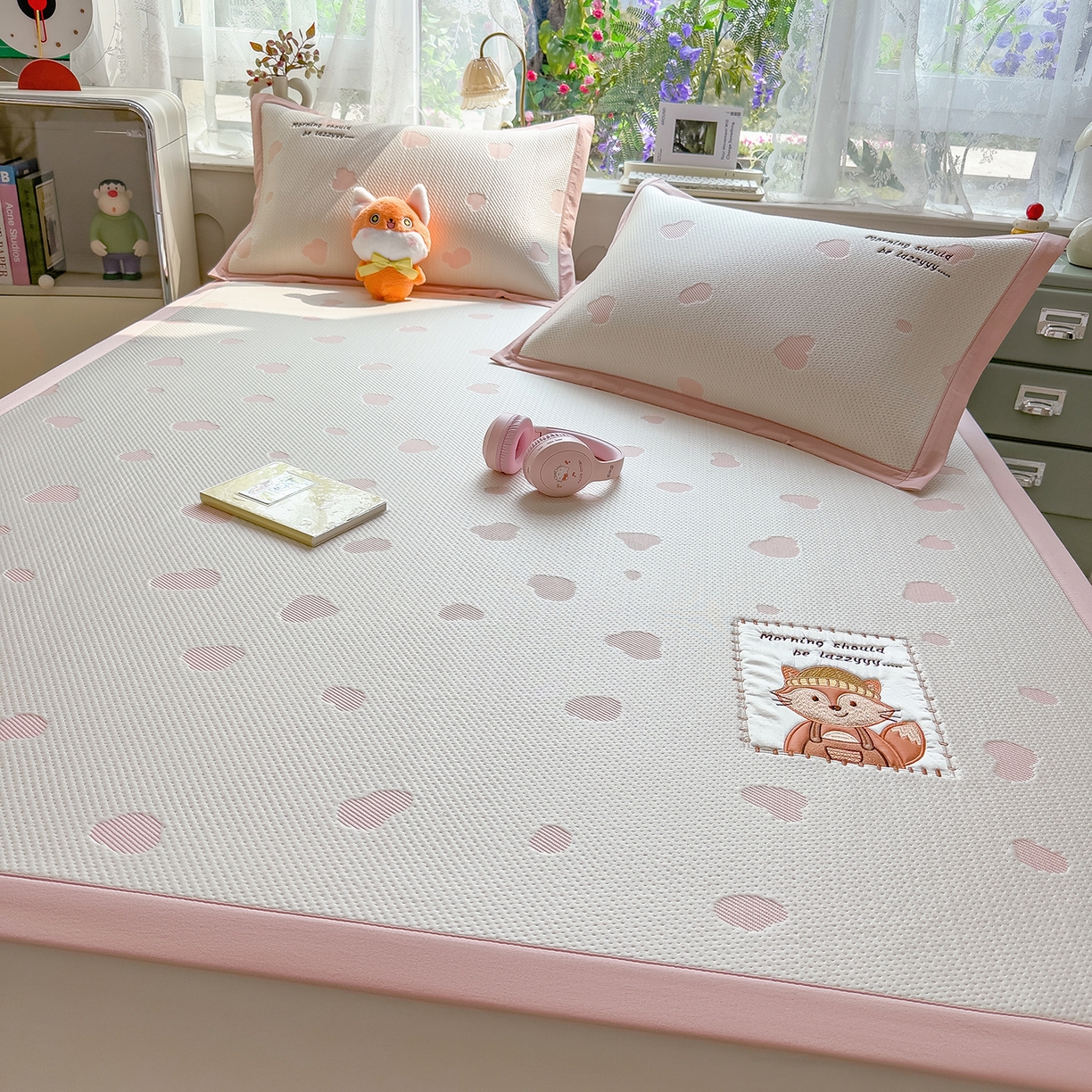 91家纺网 家纺一手货源 找家纺 眠多宝（绒多宝） 2026新款萌趣治愈家系列凉豆豆床席三件套 凉豆豆贴布绣系列 甜狐奶泡