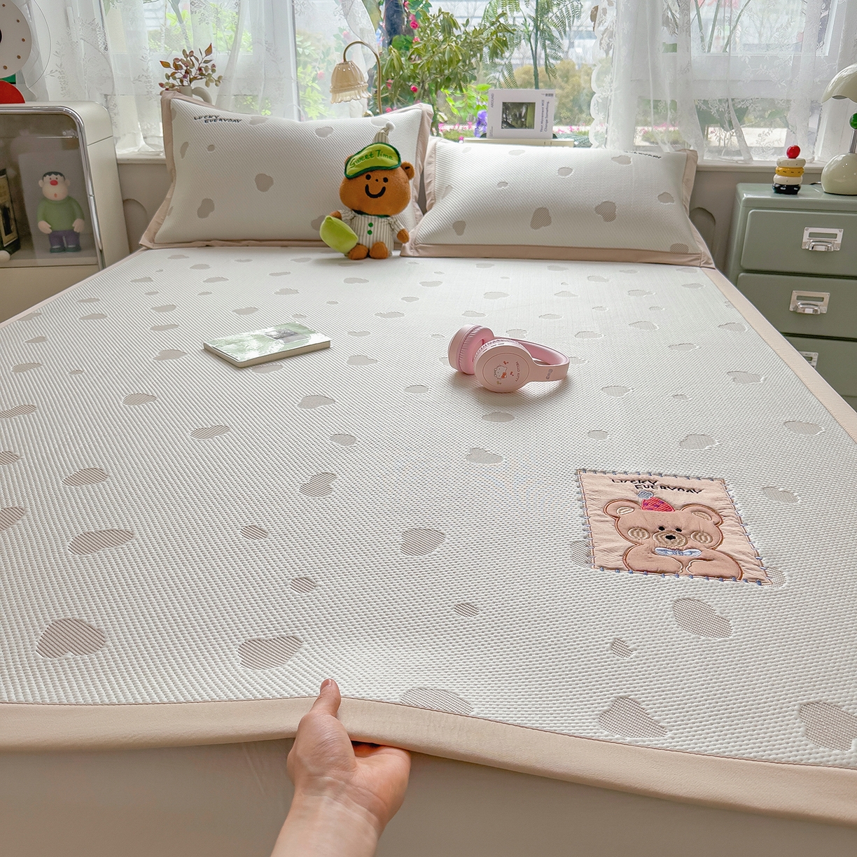91家纺网 家纺一手货源 找家纺 眠多宝（绒多宝） 2026新款萌趣治愈家系列凉豆豆床席三件套 凉豆豆贴布绣系列 幸运奶熊