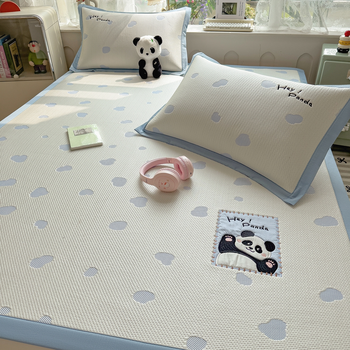 91家纺网 家纺一手货源 找家纺 眠多宝（绒多宝） 2026新款萌趣治愈家系列凉豆豆床席三件套 凉豆豆贴布绣系列 奶芙熊猫