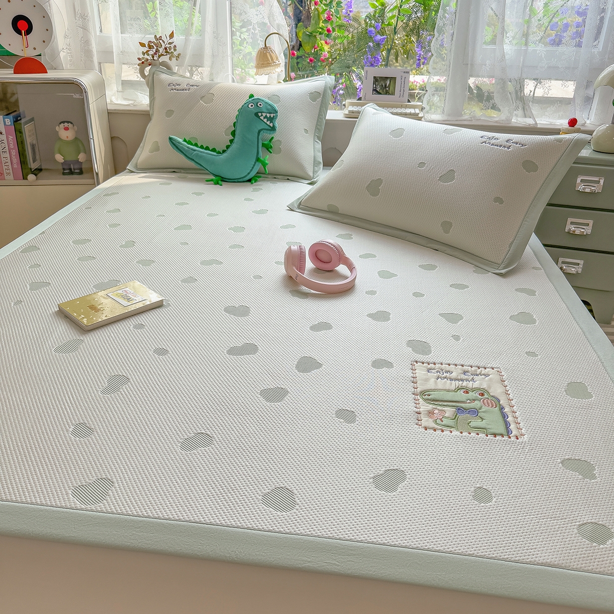 91家纺网 家纺一手货源 找家纺 眠多宝（绒多宝） 2026新款萌趣治愈家系列凉豆豆床席三件套 凉豆豆贴布绣系列 微笑小鳄