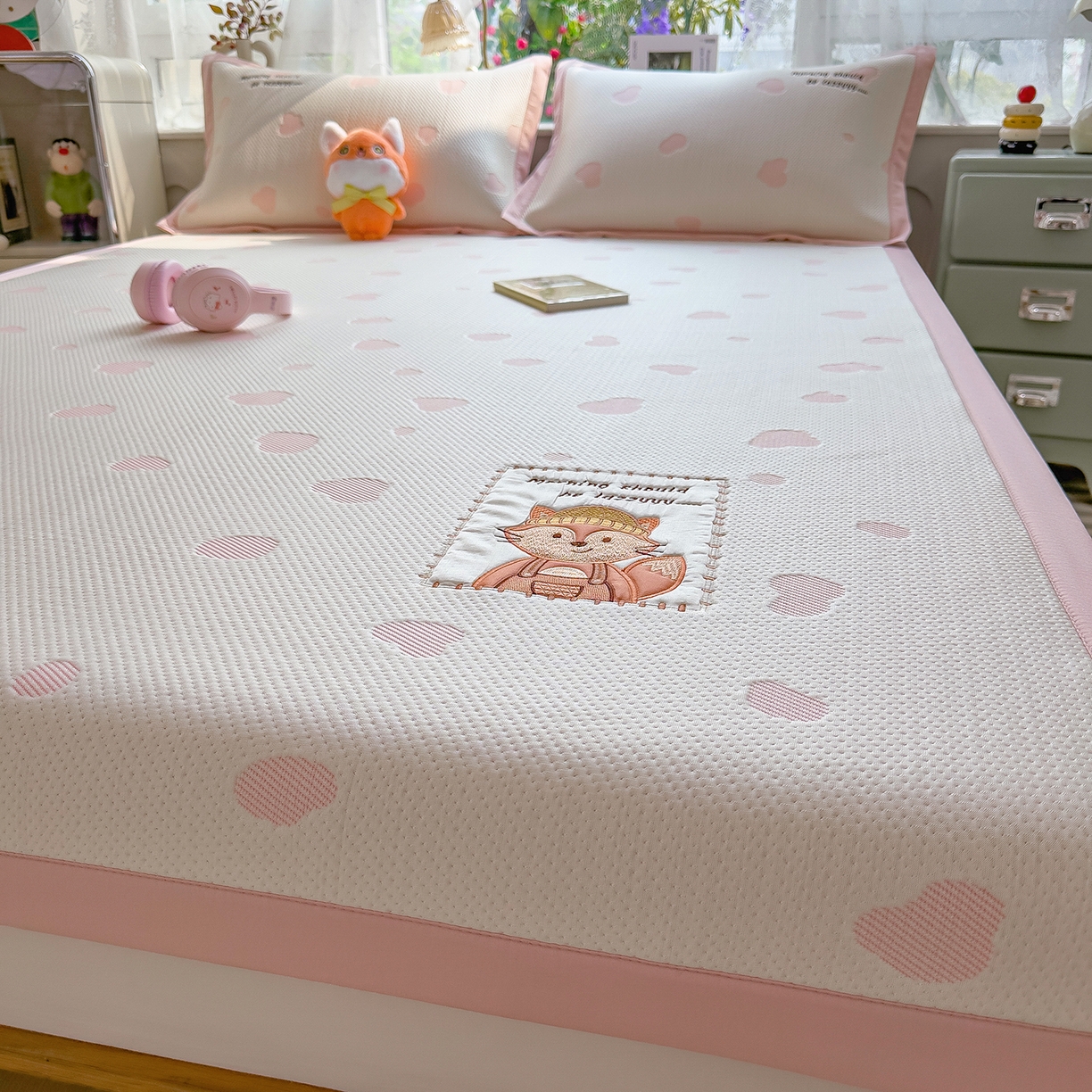 91家纺网 家纺一手货源 找家纺 眠多宝（绒多宝） 2026新款萌趣治愈家系列凉豆豆床席三件套 凉豆豆贴布绣系列 甜狐奶泡