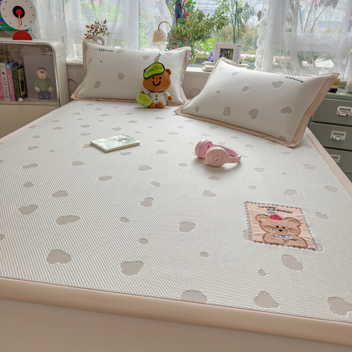 91家纺网 家纺一手货源 找家纺 眠多宝（绒多宝） 2026新款萌趣治愈家系列凉豆豆床席三件套 凉豆豆贴布绣系列 幸运奶熊