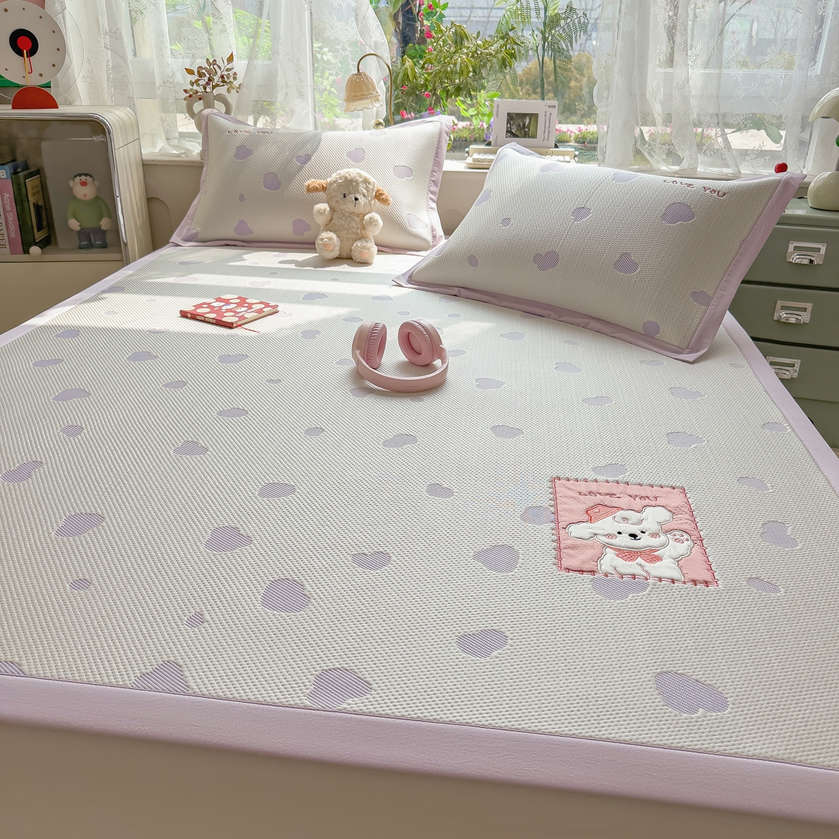 91家纺网 家纺一手货源 找家纺 眠多宝（绒多宝） 2026新款萌趣治愈家系列凉豆豆床席三件套 凉豆豆贴布绣系列 奶芙小狗