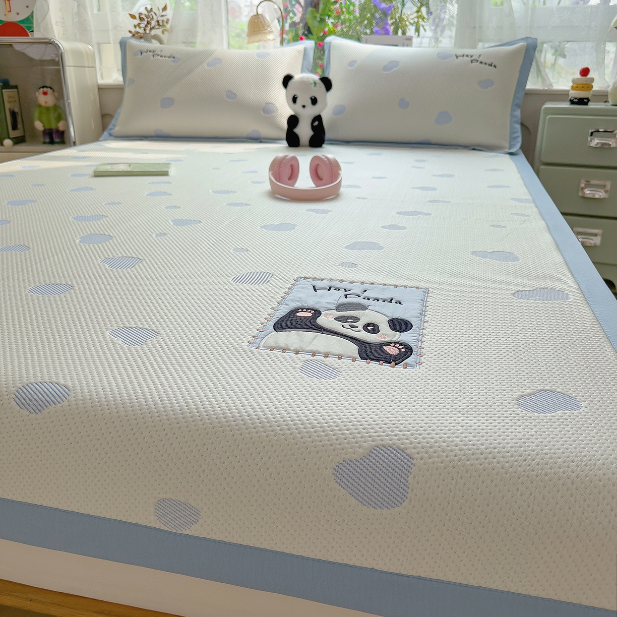 91家纺网 家纺一手货源 找家纺 眠多宝（绒多宝） 2026新款萌趣治愈家系列凉豆豆床席三件套 凉豆豆贴布绣系列 奶芙熊猫