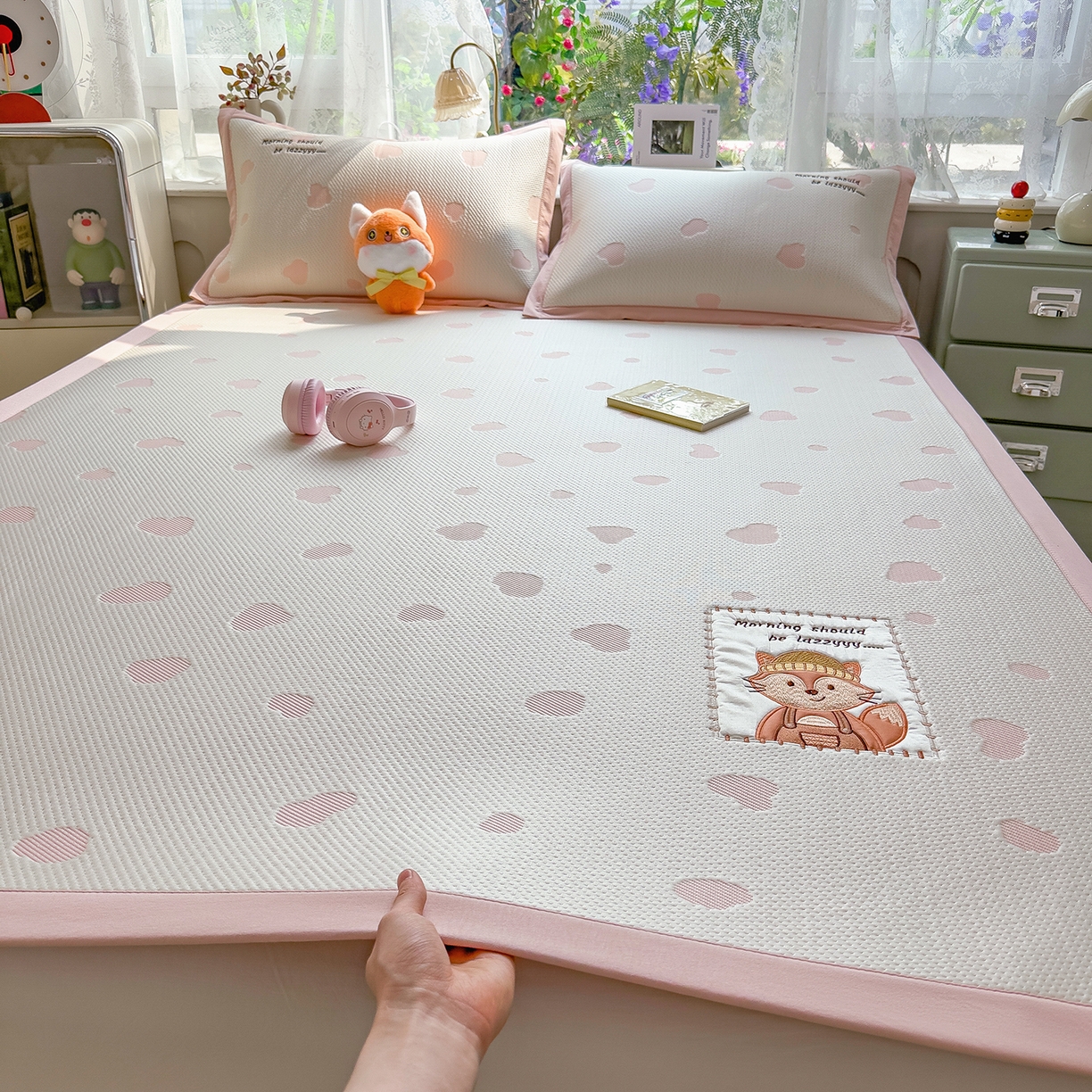 91家纺网 家纺一手货源 找家纺 眠多宝（绒多宝） 2026新款萌趣治愈家系列凉豆豆床席三件套 凉豆豆贴布绣系列 甜狐奶泡