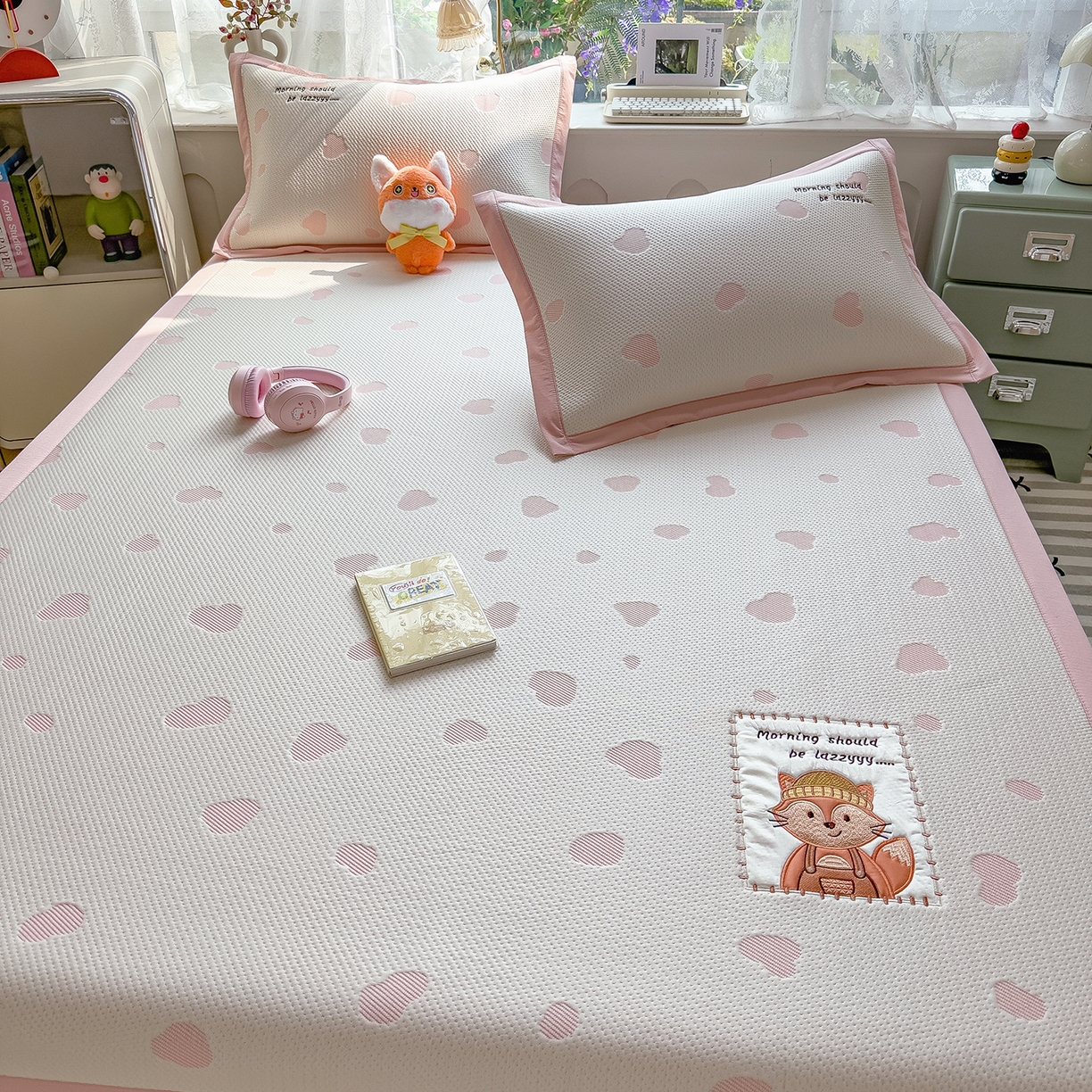 91家纺网 家纺一手货源 找家纺 眠多宝（绒多宝） 2026新款萌趣治愈家系列凉豆豆床席三件套 凉豆豆贴布绣系列 甜狐奶泡