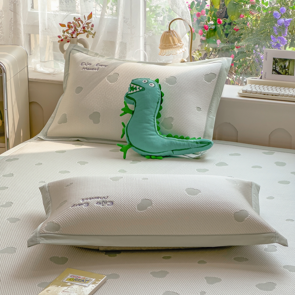 91家纺网 家纺一手货源 找家纺 眠多宝（绒多宝） 2026新款萌趣治愈家系列凉豆豆床席三件套 凉豆豆贴布绣系列 微笑小鳄