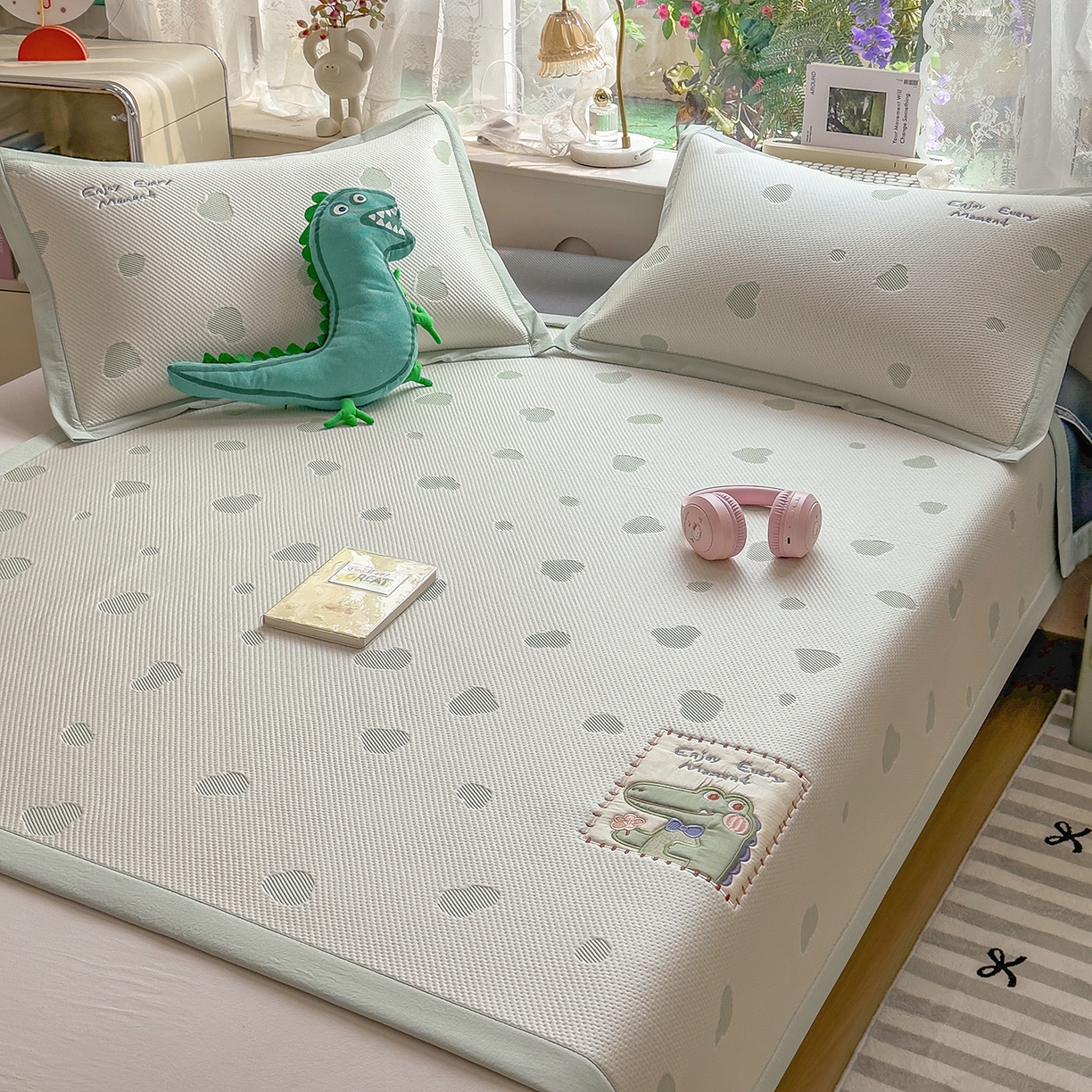 91家纺网 家纺一手货源 找家纺 眠多宝（绒多宝） 2026新款萌趣治愈家系列凉豆豆床席三件套 凉豆豆贴布绣系列 微笑小鳄