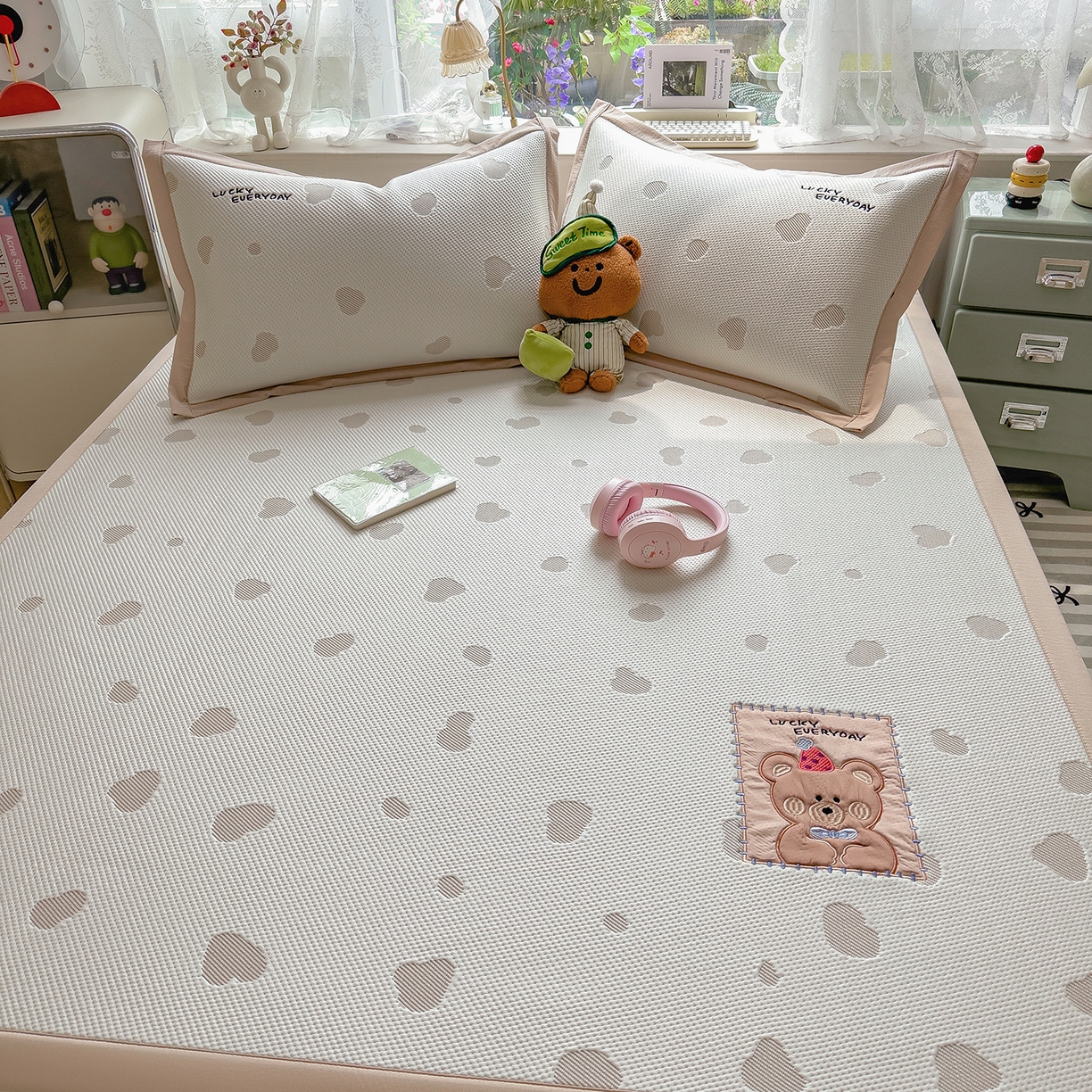 91家纺网 家纺一手货源 找家纺 眠多宝（绒多宝） 2026新款萌趣治愈家系列凉豆豆床席三件套 凉豆豆贴布绣系列 幸运奶熊